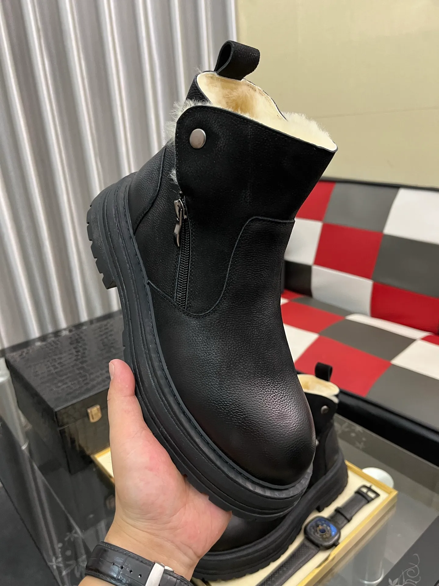 Ex-factory price: 680⌚️⌚️Thick wool imported from Australia Brand: UGG genuine purchasing agent Size: 39-44 (45 customized) Grade: Official website 1:1 Material: First layer of genuine leather waterproof and antifreeze upper Real wool lining Original non-slip and wear-resistant outsole Style category: Men's casual shoes Trendy style Comfortable on the feet Color: Official website color synchronization